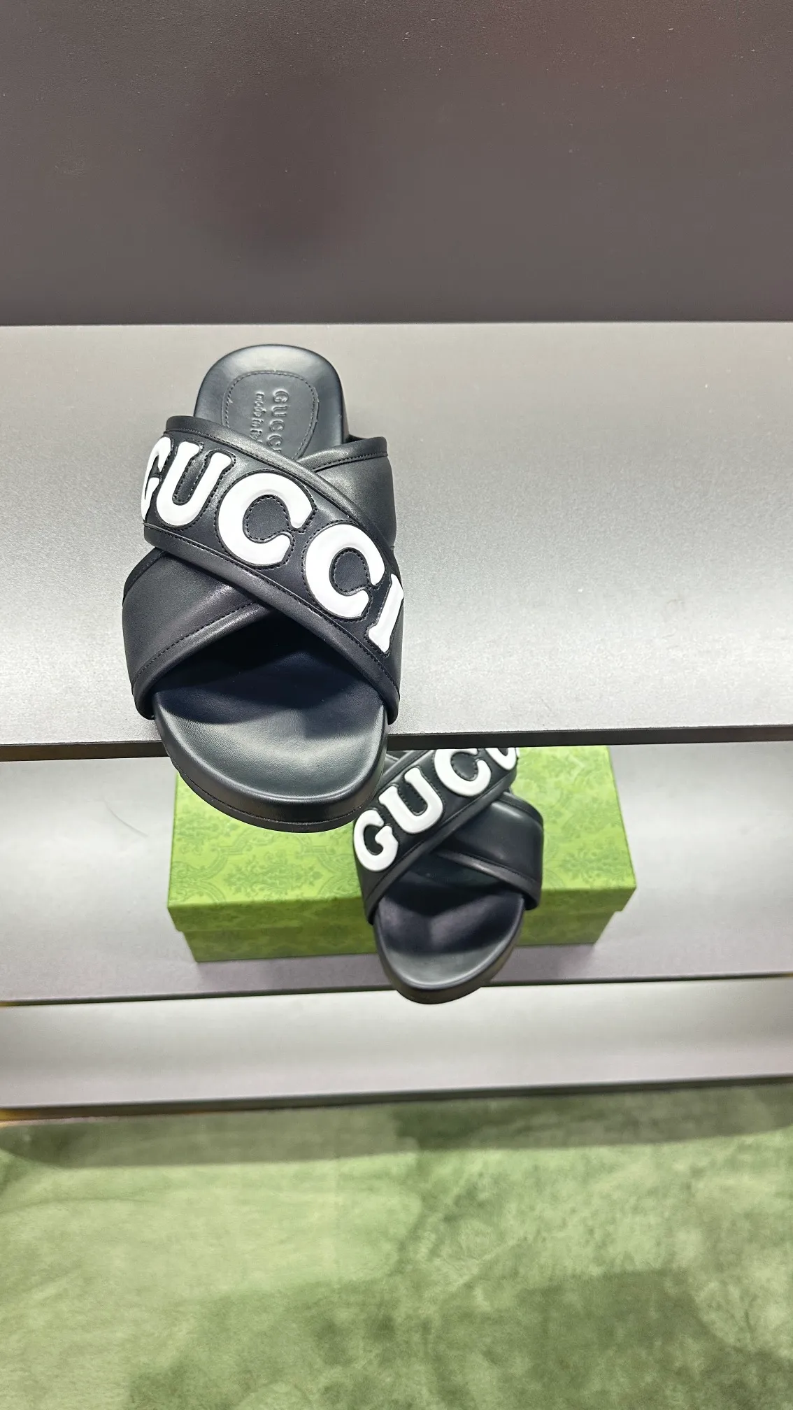 [G Family Couple Style] P: 320💰Female size 36~40 Men's size 39~45, (46. Custom-made GG slippers for men and women. This slipper is made of GG polyester fiber and is decorated with a Gucci label on the front, which adds a striking logo feel to the style. Beige GG recycled polyester fiber, same size for men and women, leather trim